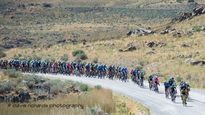 The peloton rolls along Antelope Island State Park. Stage 3 - Antelope Island State Park to North Salt Lake City, 2019 LHM Tour of Utah (Photo by Dave Richards, daverphoto.com)